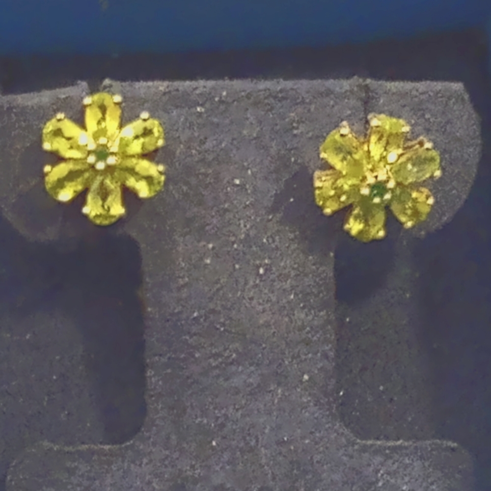 1.4ct Natural Peridot Flower earrings with elEmerald accent